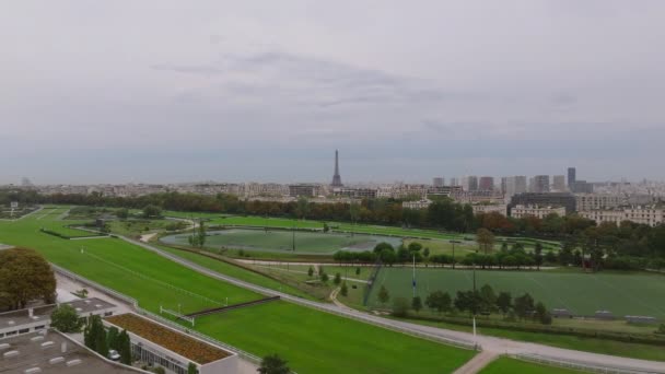 Luchtfoto Panoramische Beelden Van Grote Sportvelden Met Velden Hippodroom Appartementengebouwen — Stockvideo