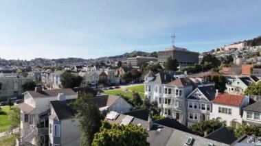 Güneşli bir günde Duboce Park çevresindeki yerleşim yerlerinin hava görüntüleri. San Francisco, California, ABD