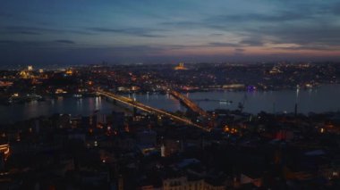 Metropolis 'teki su üzerindeki köprülerin hava kaydırak ve pan görüntüleri. Renkli gökyüzü ile güzel bir şehir manzarası. İstanbul, Türkiye.
