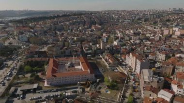 İçinde cami olan kare şeklindeki belediye binasının havadan görünüşü. Metropolis 'teki panoramik şehir manzarası. İstanbul, Türkiye.