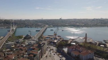Şehrin geniş nehri üzerindeki köprüdeki hava panoramik görüntüsü. Karşı kıyıda minareleri olan bir cami. İstanbul, Türkiye.