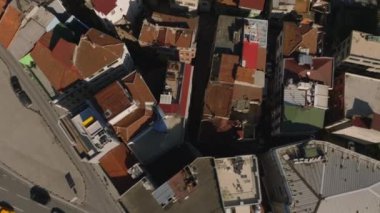 Güneşli bir günde şehrin yerleşim yerindeki evlerin yukarıdan aşağı görüntüleri. Çok katlı binalar arasındaki dar koridorlar. İstanbul, Türkiye.