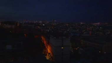 Loş mahallelerdeki binaların üzerinden uç. Akşam metropolünün hava manzarası. İstanbul, Türkiye.