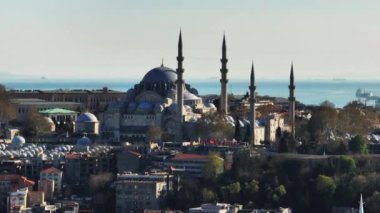 Süleyman Camii 'nin havadan görünüşü. Büyük kubbeli ve ince kuleleri olan tarihi bir bina. Arka planda deniz var. İstanbul, Türkiye.
