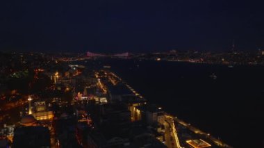 Geniş su alanının havadan görünüşü bankalardaki kentsel ilçelerle sınırlıdır. Şehir ve Boğaz Köprüsü 'nün akşam görüntüleri. İstanbul, Türkiye.