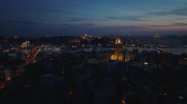 Akşamları tarihi Galata Kulesi ile eski kasaba bölgesinin üzerinde uç. Aydınlatılmış manzaranın inanılmaz görüntüleri. İstanbul, Türkiye.