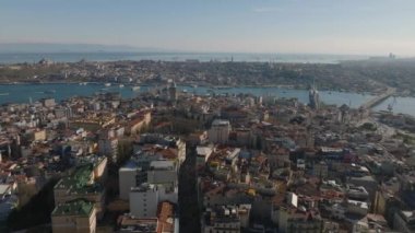 Metropolis 'teki kentsel bölgelerin havadan panoramik görüntüsü. Popüler turizm beldelerinde sokaklar, binalar ve turistik yerler. İstanbul, Türkiye.