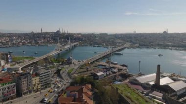 Şehirdeki deniz yolu üzerindeki işlek köprülerin havadan görüntüsü. Metropolis 'te yoğun trafik var. İstanbul, Türkiye.