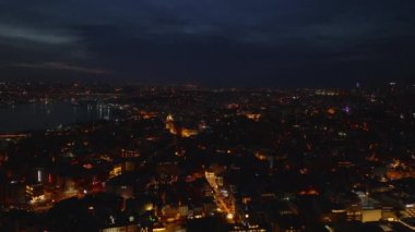 Geceleri şehrin havadan panoramik görüntüsü. Şehirdeki sokaklar ve binalar aydınlandı. İstanbul, Türkiye.