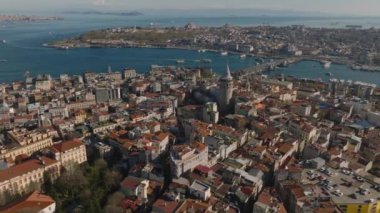 Tarihi Galata Kulesi olan eski bir kasabanın hava sineması görüntüleri. Deniz kıyısında bir şehir, turistik manzaralı popüler bir seyahat merkezi. İstanbul, Türkiye.