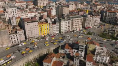 Şehir merkezindeki yoğun trafiğin hava görüntüleri. Güneşli bir günde şehirdeki çok katlı eski apartman daireleri. İstanbul, Türkiye.