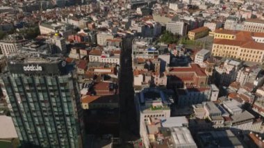 Şehirdeki caddelerin ve binaların yüksek açılı görüntüsü. Yüksek ofis kuleleri olan şehir manzarasını yukarı doğru eğ. İstanbul, Türkiye.