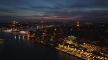 Metropolis 'in akşam havadan çekilmiş görüntüleri. Rıhtımdaki panoramik gezinti manzarası, şehir merkezindeki köprüler ve binalar. İstanbul, Türkiye.