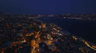 Şehir merkezindeki aydınlık sokakların havadan görünüşü. Metropolis 'in panoramik manzarası ve geniş bir köprüsü var. İstanbul, Türkiye.