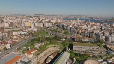 Şehir merkezindeki işlek caddelerin üzerinde ilerliyorlar. Metropolis 'teki şehir gelişiminin havadan görüntüsü, sıra sıra evler ve tarihi turistik yerler. İstanbul, Türkiye.