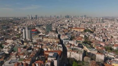 Şehir merkezindeki evlerin üzerinden uçuyor. Şehir merkezinde gökdelenler var. İstanbul, Türkiye.