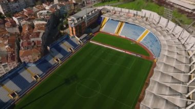 Recep Tayyip Erdoğan Stadyumunun yüksek açılı manzarası. Şehir merkezindeki kompakt futbol stadyumu. İstanbul, Türkiye.