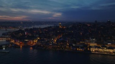İleri, gece şehrinin üzerinde uçar. Metropolis 'teki rıhtım ve şehir merkezindeki binalar ve sokaklar. İstanbul, Türkiye.