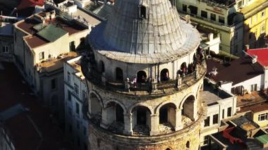 Galata Kulesi 'nin yörüngesinde. Yüksekten popüler tarihi turist manzarası. Eski kasabadaki binalar. İstanbul, Türkiye.