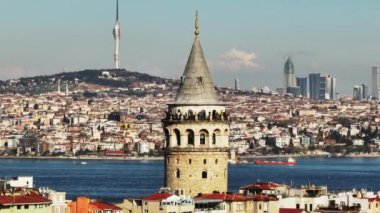 Arkaplanda tarihi Galata Kulesi ve şehir. Camlica Kulesi ve modern kentsel iş kasabası ile kayma ve pan çekimi. İstanbul, Türkiye.