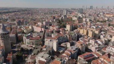 Güneşli bir günde, şehirlerdeki yerleşim yerlerinin, çok katlı binaların ve caddelerin üzerinden ileriye doğru uçar. İstanbul, Türkiye.