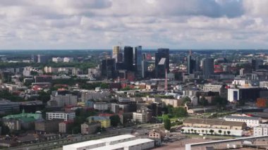 Şehirdeki binaların havadan görüntüsü. Etrafı çok katlı apartmanlarla çevrili bir grup modern ofis kulesi. Tallinn, Estonya.