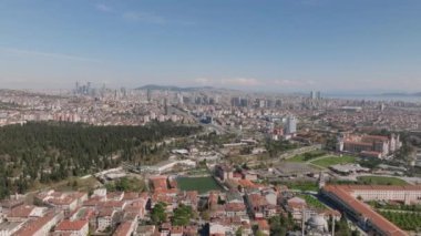 Güneşli bir günde Metropolis 'in havadan panoramik görüntüsü. Konut semtlerindeki çeşitli konut binaları ve uzaklıktaki modern yüksek binalar. İstanbul, Türkiye.