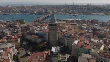 Eski Galata Kulesi 'nin yörüngesinde. Tarihi kent ilçesinde popüler bir turizm simgesi. Köprüleri ve camileri olan bir şehir. İstanbul, Türkiye.