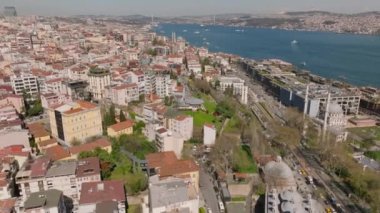 Kentsel yerleşim yerlerindeki çok katlı apartmanların hava manzarası. Metropolis 'te geniş bir su alanı. İstanbul, Türkiye.