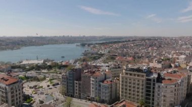 Şehir merkezindeki yerleşim yerlerinin üzerinden uçuyor. Metropolis 'in nehir kıyısındaki hava manzarası. İstanbul, Türkiye.