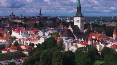 St. Olafs Kilisesi 'nin ve eski kasaba bölgesindeki tarihi evlerin hava sineması görüntüleri. Tallinn, Estonya.
