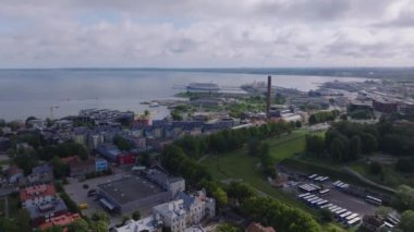 Şehir merkezinin üzerinde ilerliyorlar. Liman ve deniz kıyısındaki endüstriyel evler. Tallinn, Estonya.