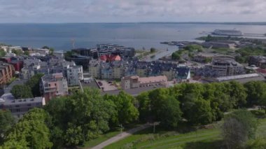 Deniz kıyısındaki modern gelişimin havadan görünüşü. Şehir merkezindeki apartman daireleri. Tallinn, Estonya.