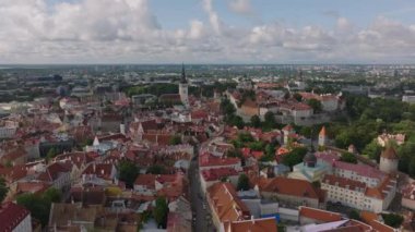 Tarihi evleri ve dar kıvrımlı koridorları olan eski kasabanın üzerinden uç. Yüksek kuleleri olan kiliseler. Tallinn, Estonya.