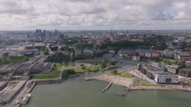 Konut binaları ve Linnahall ile sahilin hava panoramik görüntüleri. Tarihi merkezli şehir manzarası. Tallinn, Estonya.