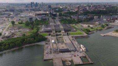 Tallinna Linnahall 'ın hava kaydırağı ve pan görüntüsü. Sovyet döneminden kalma, deniz kıyısında terk edilmiş beton bir yapı. Tallinn, Estonya.