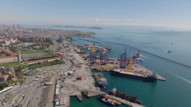 Metropolis 'teki deniz manzarası. Endüstriyel kent ilçesi, limanı ve şehri uzakta. İstanbul, Türkiye.