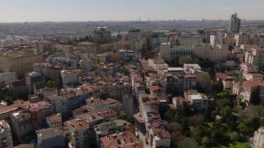 Şehirdeki yerleşim bölgelerindeki binaların ve caddelerin üzerinden ileriye doğru uçuyor. İstanbul, Türkiye.