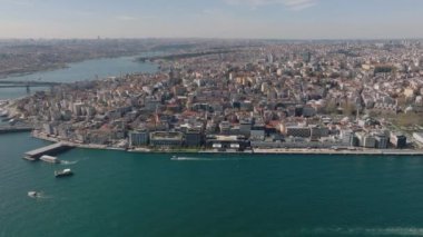 Şehir merkezindeki su parkındaki binaların hava görüntüleri. Rıhtım güvertesi, konutlar ve tarihi turistik yerler. İstanbul, Türkiye.