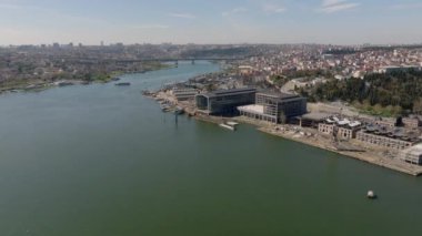 Güneşli bir günde Metropolis 'teki nehir kıyısındaki inşaat alanının havadan görüntüsü. İstanbul, Türkiye.