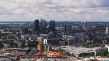 Yüksek katlı ofis binaları olan modern şehir merkezinin hava panoramik manzarası. Tallinn, Estonya.
