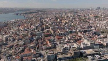 Şehir merkezindeki yerleşim yerlerinin hava görüntüleri. Popüler Galata Kulesi 'nin etrafında tipik yoğun şehir gelişimi. İstanbul, Türkiye.