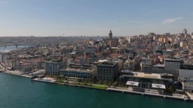 Rıhtımın hava görüntüleri, şehirdeki binalar ve metropoldeki turistik yerler. İstanbul, Türkiye.