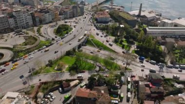 Şehir merkezindeki caddede giden araçların yüksek açılı görüntüsü. Yukarı kaldır ve şehir manzarasını göster. İstanbul, Türkiye.