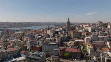 Tarihi Galata Kulesi 'nin etrafındaki eski kasaba semtindeki binaların hava görüntüleri. Metropolis 'te popüler bir turist manzarası. İstanbul, Türkiye.