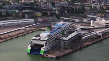 Limandaki feribotun yüksek açılı görüntüsü. Şehir merkezindeki binaları yukarı eğ. Tallinn, Estonya.