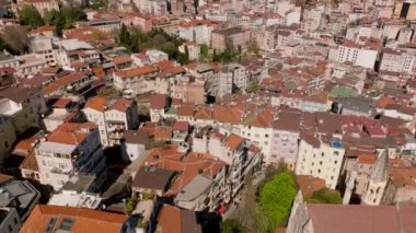 Yoğun şehir gelişiminin yüksek açılı görüntüsü. Şehir merkezindeki çok katlı apartman daireleri. Yukarı kaldır ve uzaktaki modern yüksek katlı ofis kulelerini göster. İstanbul, Türkiye.