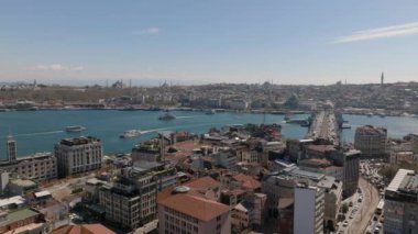 Eski metropoldeki binaların ve turistik manzaraların havadan görüntüsü. Yollarda ve suda yoğun trafik var. İstanbul, Türkiye.