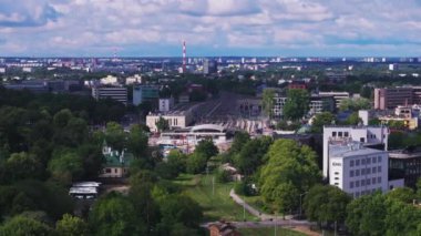 Tren istasyonu ve nakliye terminalinin havadan görüntüsü. Arka plandaki kentsel binalar. Tallinn, Estonya.