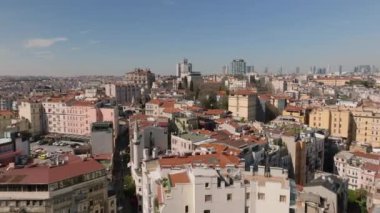Metropolis 'teki yerleşim yerlerindeki binaların üzerinden uçuyor. Güneşli bir günde yoğun şehir gelişimi. İstanbul, Türkiye.